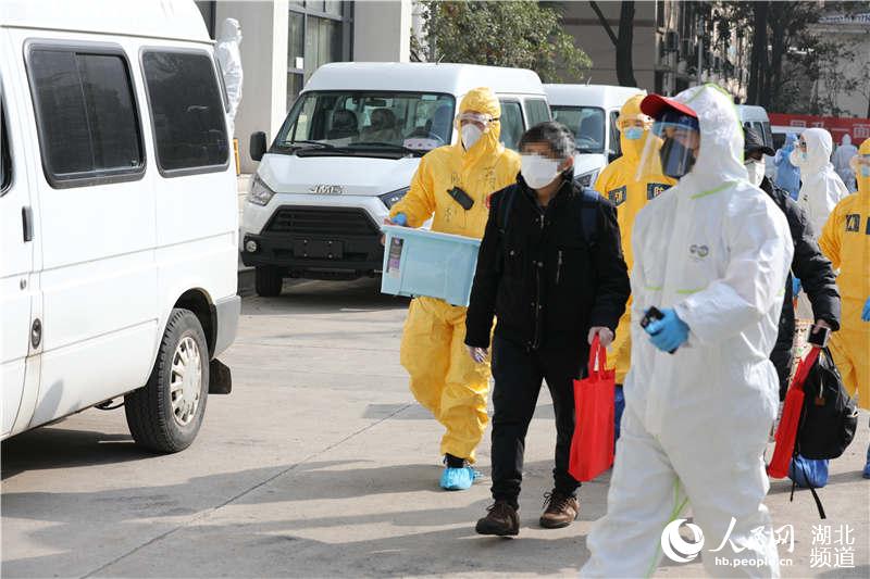 康复人员结束隔离观察,出站回家(苏晓洁 摄)