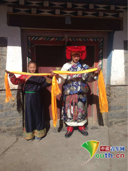 图为康定市藏文中学学生向国产亚洲精品久久久久久久_无码AV免费精品一区二区三区_99久久久无码国产精品免费人妻_精品人妻无码一区二区三区在线_无码专区久久综合久综合字幕_久久精品国产一区二区三区四区_真实一级一级一片免费视频_特级精品毛片免费观看_国产成人无码AA片免费看研支团成员表达新年祝福。桂泽红供图